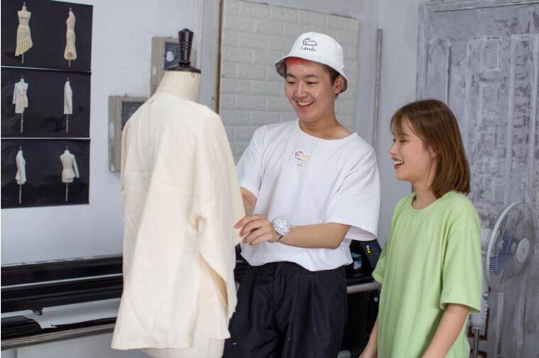 陈际州|淘宝上这名大学生火了：从世界名校退学回国，他把汉服卖到了海外