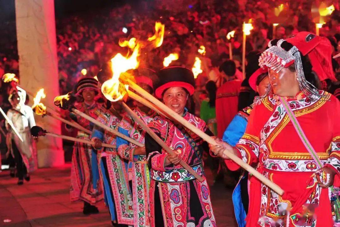 04彝族火把节习俗第一天:祭火家家户户都聚集在祭台圣火下,举行各式各