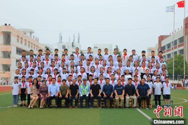 侍东亮|江苏一小学毕业照辅警“C位出道”背后：用爱心在付出