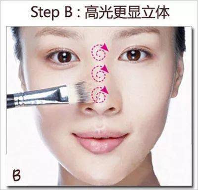 步骤2:高光粉也可以让鼻子变的挺拔,用直扫高光粉的方式,令鼻子显的