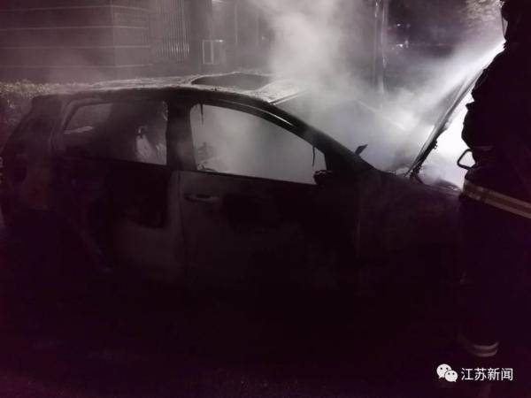 邻居|男子喜提新车烧香图吉利，不料烧了邻居两台车！网友：这下也为邻居提新车了