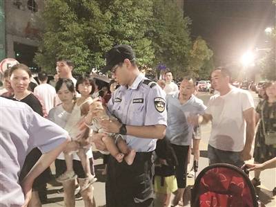 荒唐！夫妻吵架，把俩儿子丢街上称职！一群男民警轮流当“奶爸”