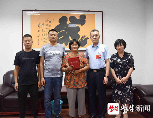 鲜花|18岁小伙收到大学录取通知书后，手捧鲜花拜谢一年前的“救命恩人”