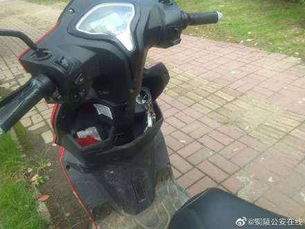 狮子山派出所|铜陵：民警“捡”辆电动车 失主提水来感谢