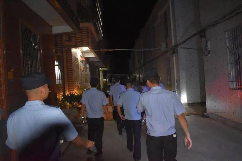 惠来这个村突击清理清查,行动中抓获2名吸毒人员!