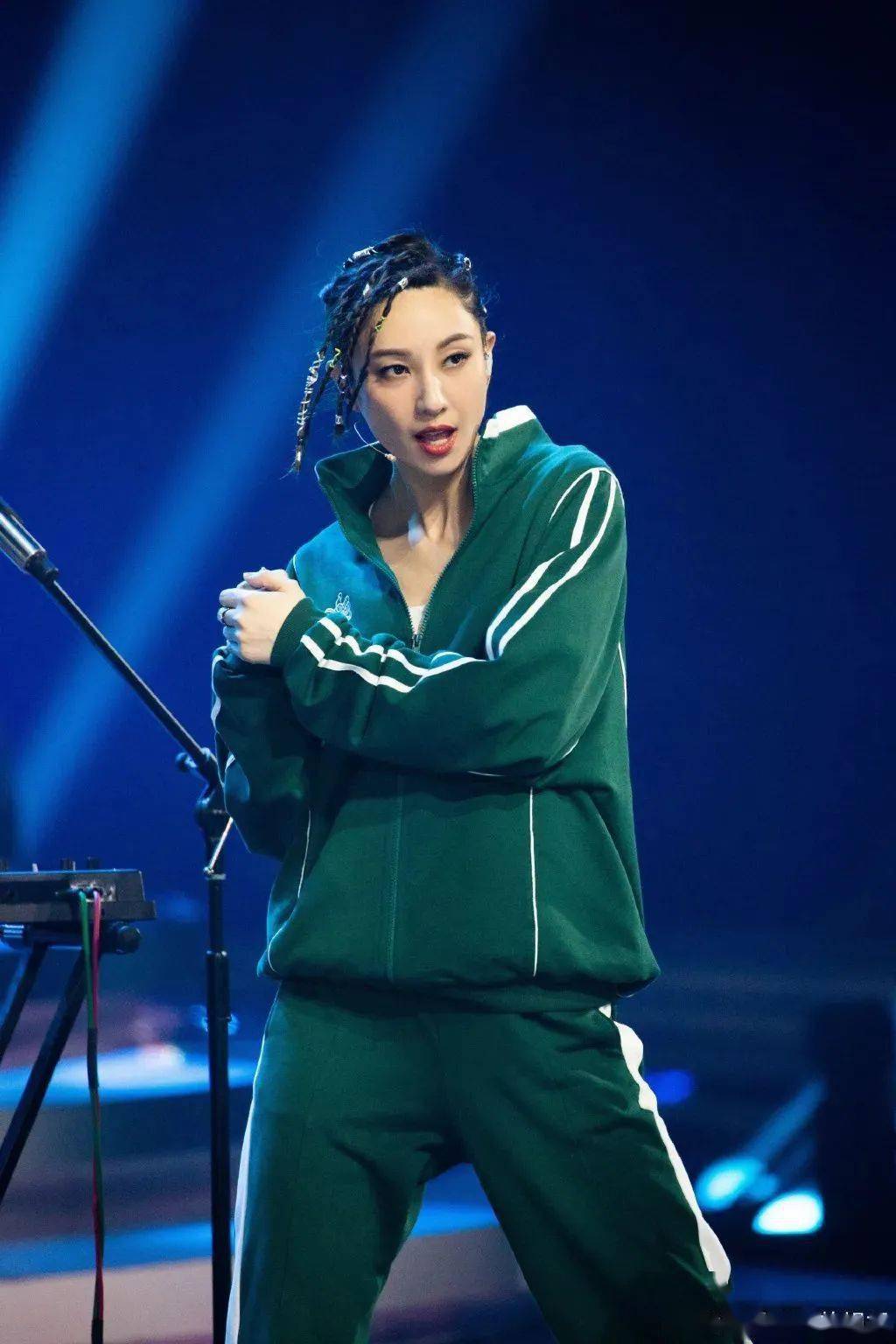 头发|你只看到了郑希怡的唱跳？她的小脏辫不值得出圈吗！