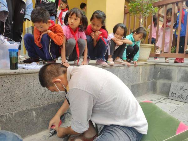 许玉辉|有心了！为了方便学生认字练字，这位支教教师在火山石上做了这件事…… | 特别关注