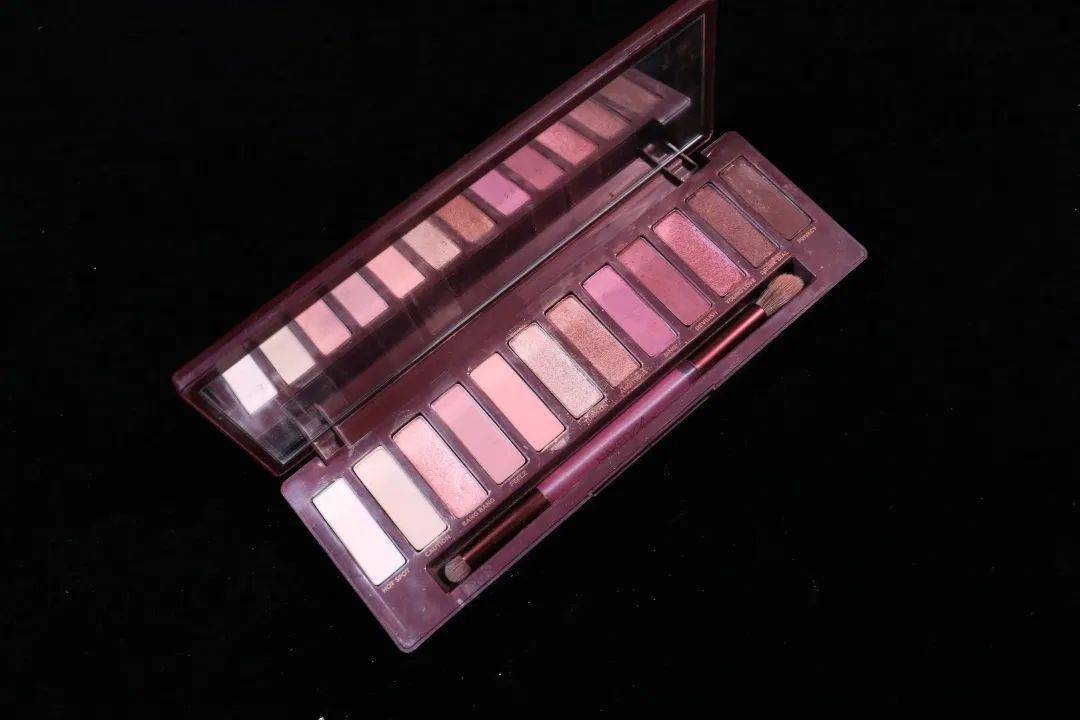 美人|彩妆博主人手一盘的UD眼影，究竟是真好用还是纯跟风？！