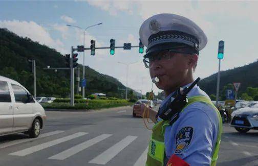 小蒋|昨晚10岁男童在街头迷路，一陌生男子突然把他抱上车……