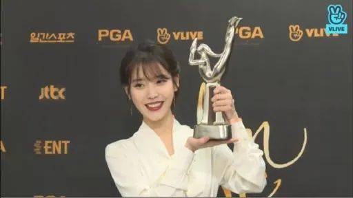 职场|你可乘风破浪，也可百变时尚，韩都把IU的衣橱搬来了