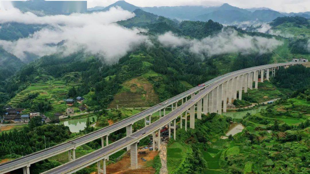 剑榕高速公路平比大桥 李长华 摄