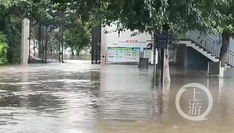 ​重庆实验中学操场被淹，学校派专人24小时值守