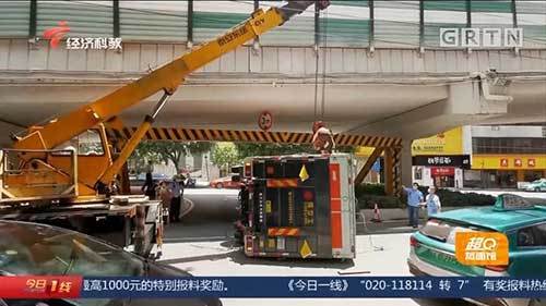 米高|广州一小车小车被两公交夹成“三文治”，幸好无人员伤亡！