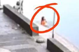 环卫工|女子感情失意跳入河中，环卫工大姐挥了挥扫帚将她救上岸