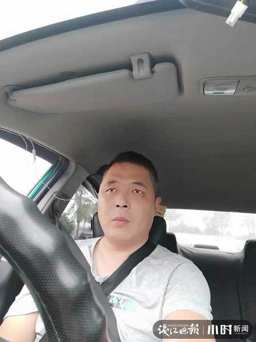 杭州|10岁男孩手捧两万现金上了车，杭州的哥都看愣住了！立马反锁车门