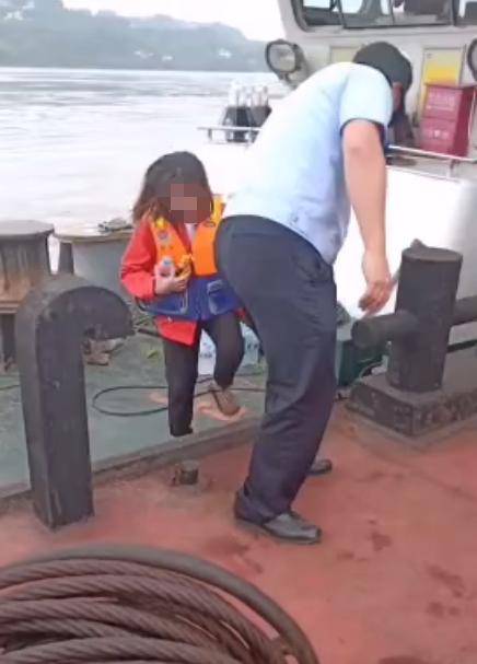 洪水|命大！女子赌气跳江遇上涨洪水，踩木头漂流一夜后获救