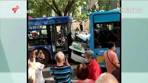 米高|广州一小车小车被两公交夹成“三文治”，幸好无人员伤亡！