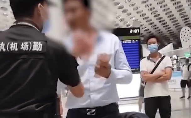 深圳机场一男子辱骂并用钞票砸保安，已被警方当场控制