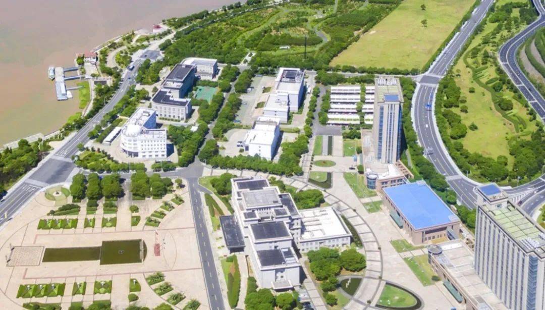 临港新片区一年GDP是多少_一年四季图片(2)