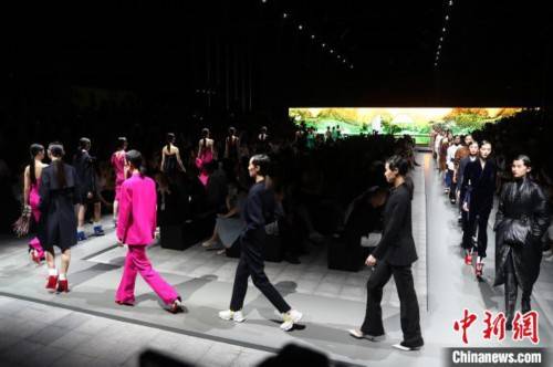 张亨伟|超模吕燕“换角”登台 刘涛、马伊琍现身助阵