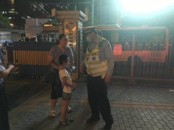 小男孩|8岁儿童迷路 巡逻交警帮助寻家人