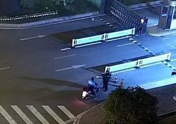 高校|外卖小哥赶时间冲撞高校门口道闸 致保安重伤被判刑