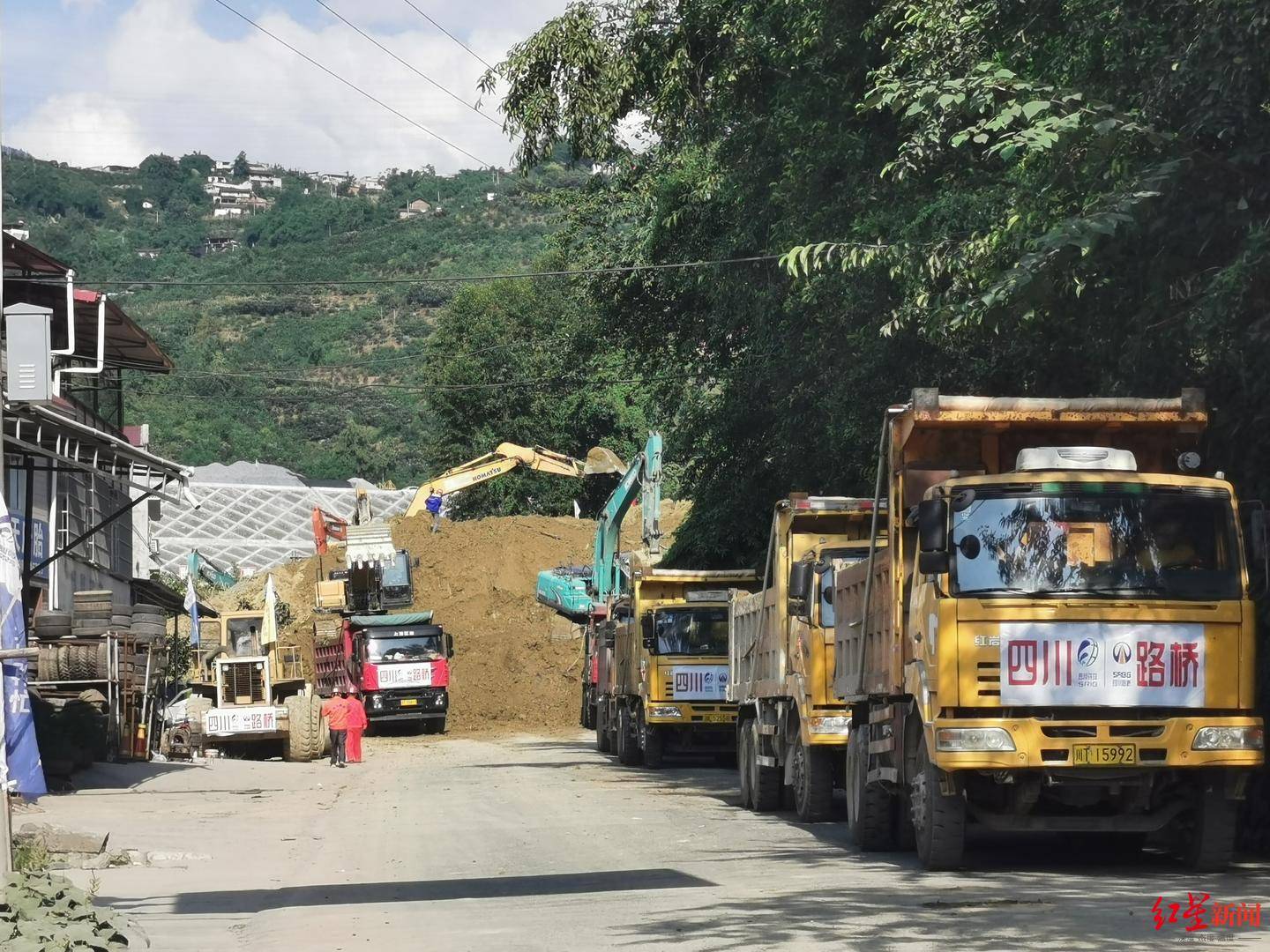 爷爷|雅安汉源滑坡：当地曾喊撤离，邻居家爷爷抱孙子逃生全身是泥