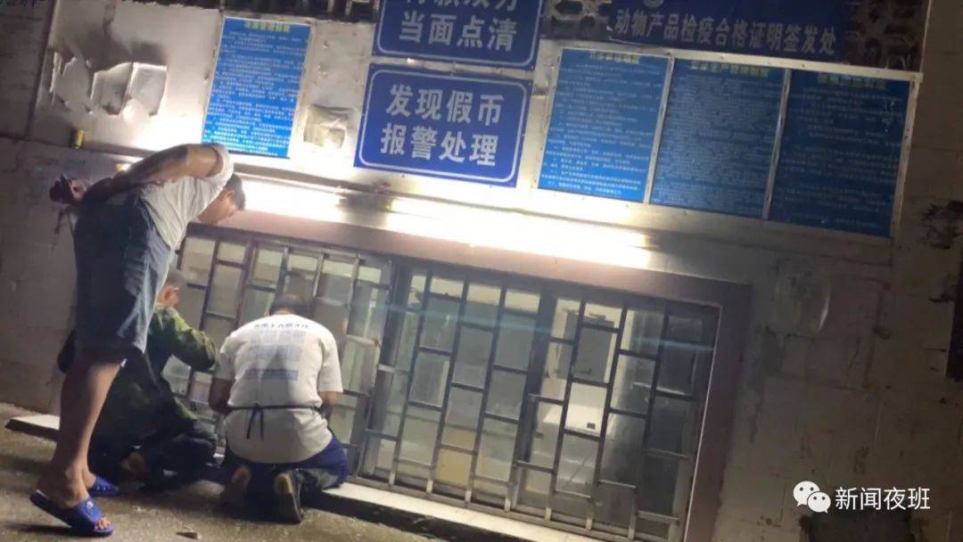 南宁|广西南宁又现“丁义珍式窗口” 办事要半蹲甚至跪下