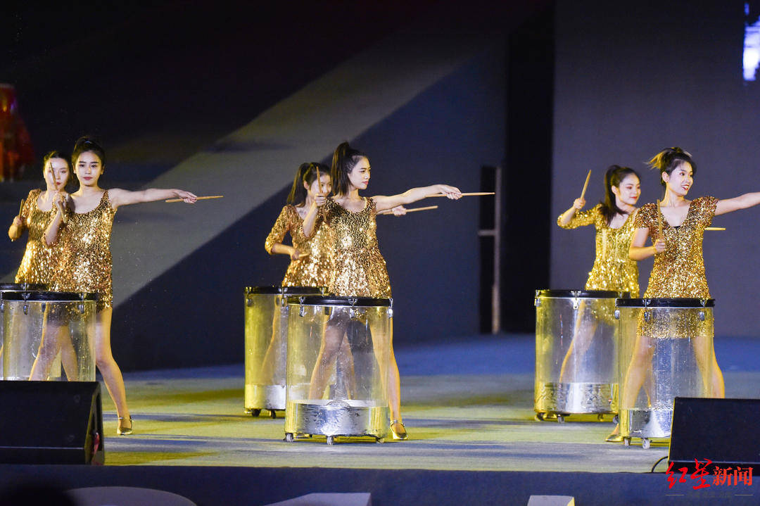 苏辰庚|燃！“爱成都 迎大运”主题晚会开场，“杨门女将”鼓动东安湖