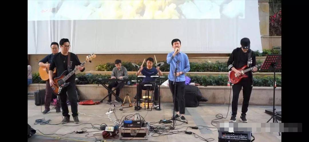 Kelvin|他们是“斜杠青年”！深二代上班族乐队街头演出，我们直播给你看