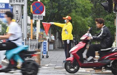 便道|非机动车紧贴便道等灯 为行人腾道