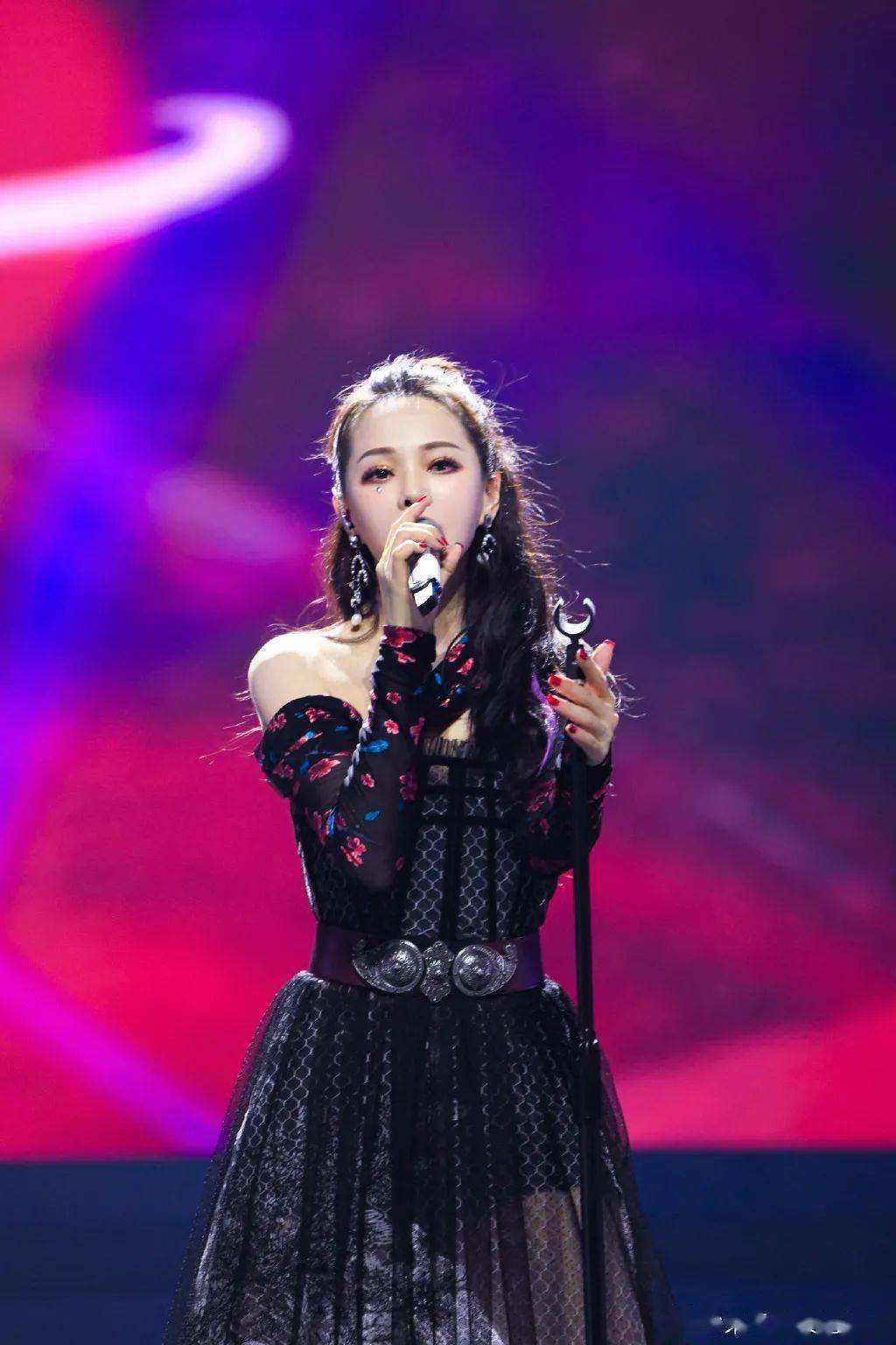 按摩|52岁的伊能静单看这眼神也就二十出头吧？