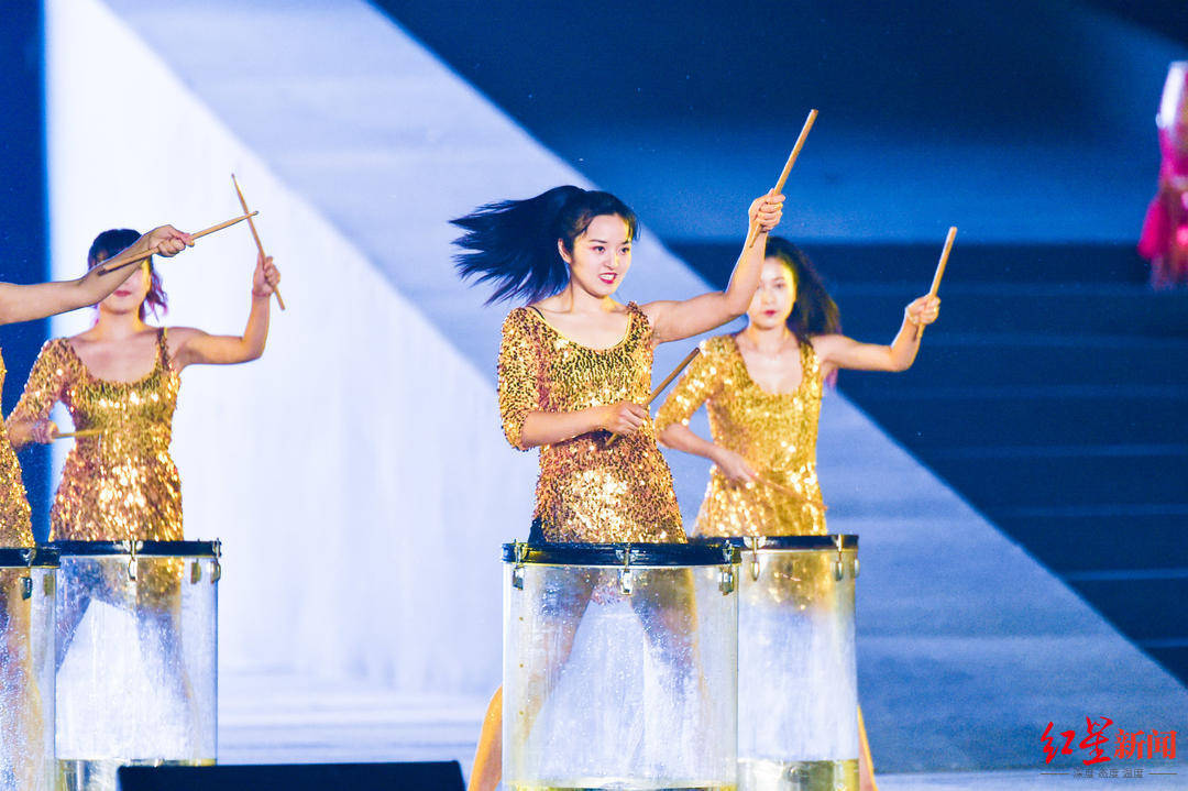 苏辰庚|燃！“爱成都 迎大运”主题晚会开场，“杨门女将”鼓动东安湖