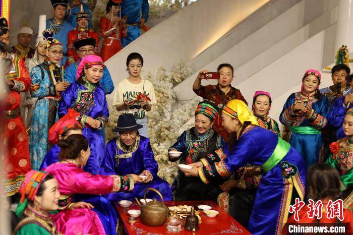 内蒙古通辽举办集体婚礼 40对抗“疫”新人牵手