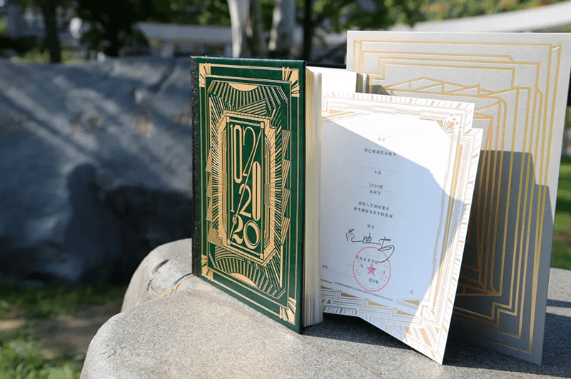 鲜花|3D校门、AI助手、鲜花“带货”……高校录取通知书精彩亮相
