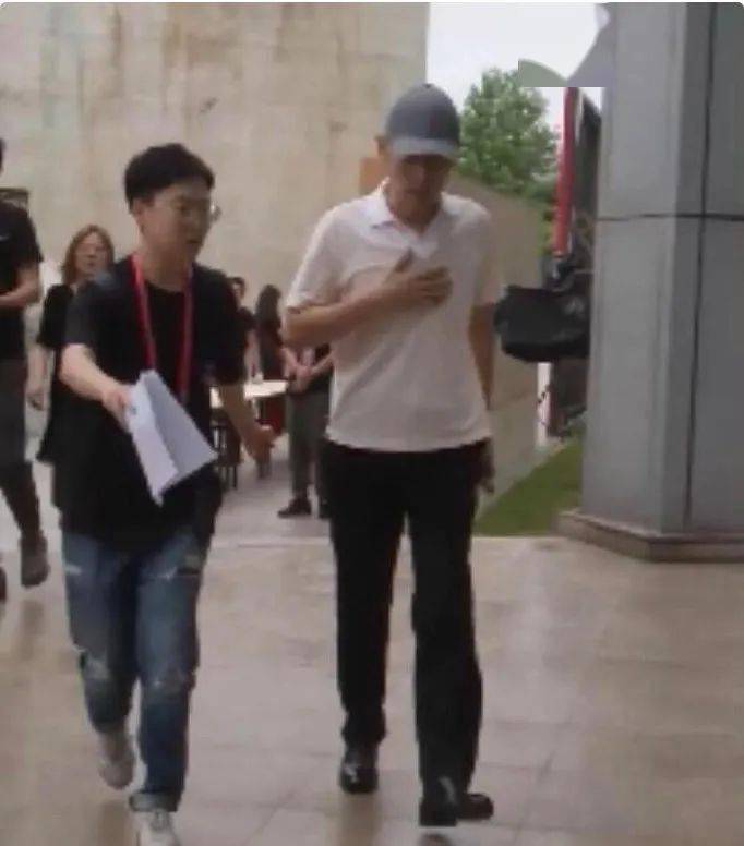 李佳琦深夜为保安“推人”道歉:只是个主播,