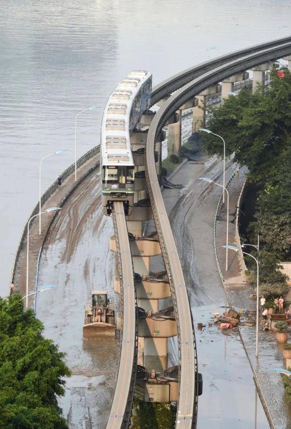 淤泥|清淤搭把手 重建添把力——重庆及时做好洪水退后清淤消杀等工作