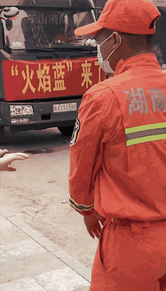热心阿姨送水给消防员,哽咽留下一句话