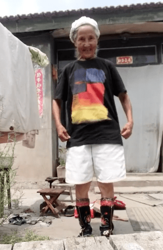 旧衣服|70岁蒙古奶奶，捡儿子不要的旧衣服，竟靠穿搭惊艳全国！网友：真美~