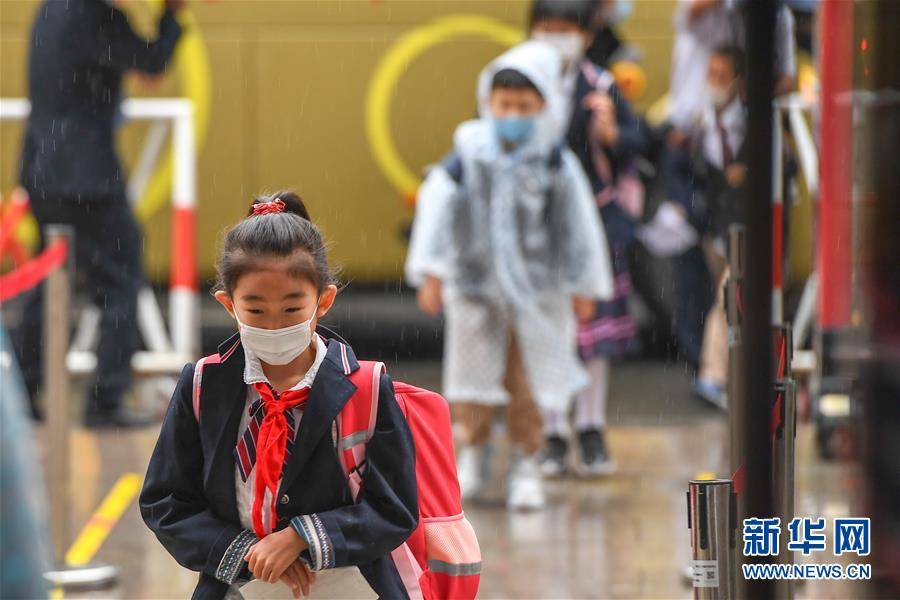 长春|长春：雨中迎开学