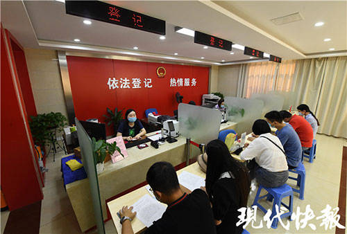 浪漫七夕,南京这些新人喜领“红本本”