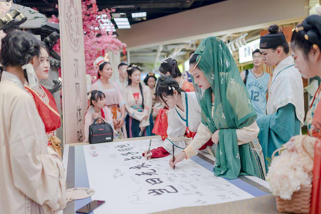 浙江杭州迎七夕微店park汉服游园会吸引汉服爱好者参与