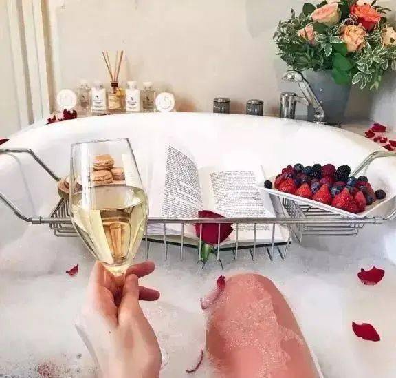 皮肤|白到发光的张雨绮性感冲出屏幕!这次成了“直女斩”