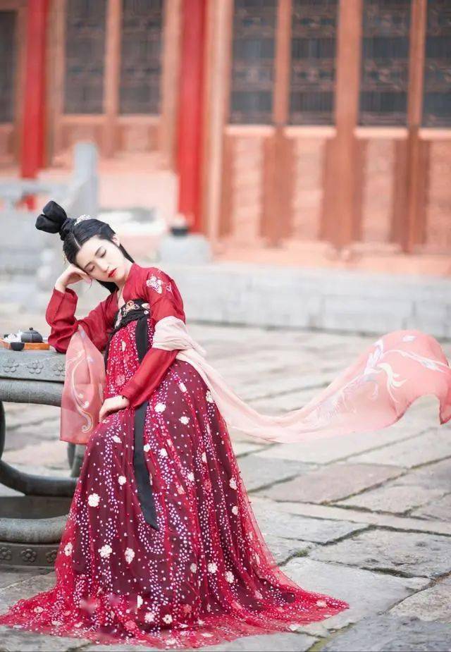 黑色|汉服中的经典配色——红黑，张扬与稳重并存，再过十年也不会过时