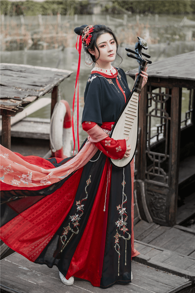 黑色|汉服中的经典配色——红黑，张扬与稳重并存，再过十年也不会过时