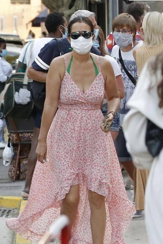 吊带|巩俐为老公庆72岁生日，穿吊带身材丰满有韵味，身上晒痕太真实