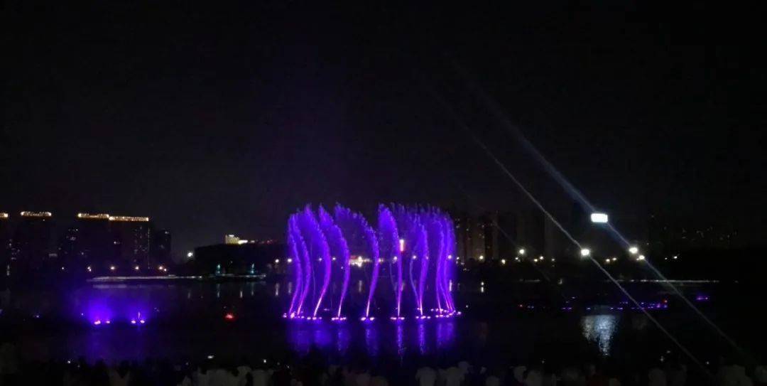 喷泉的"曝气"原理,向水中充氧