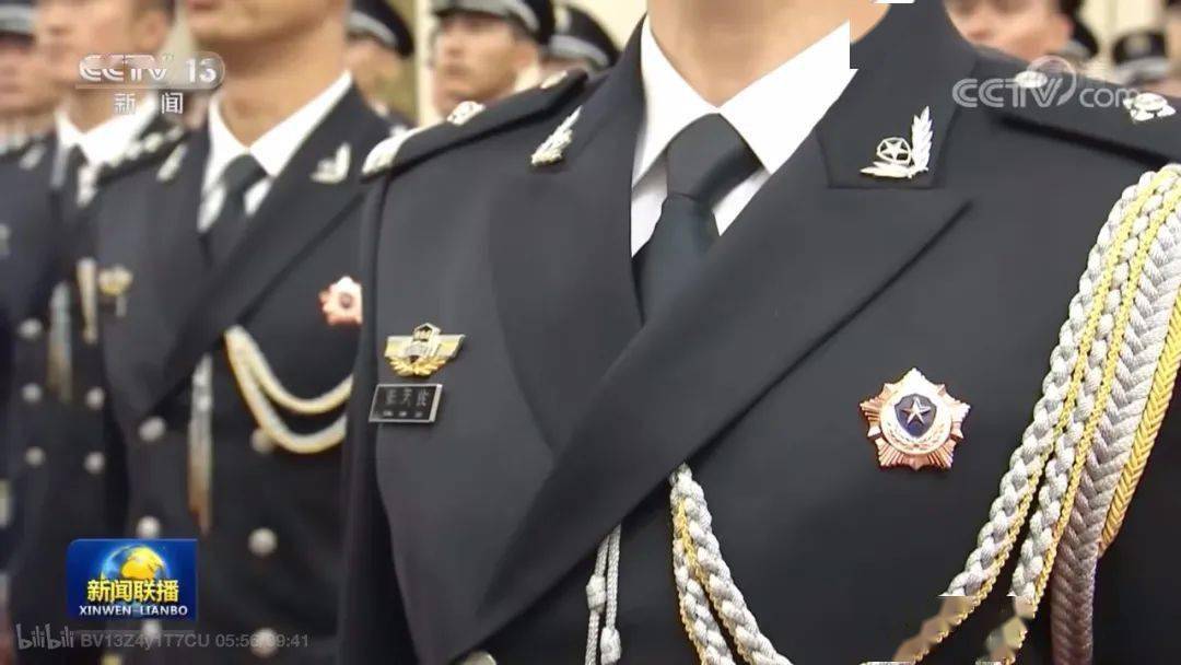 警察礼服比常服要帅气了很多,两者的区别大概是以下几个:    胸口口袋