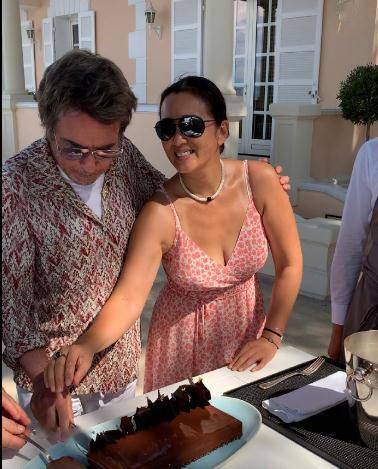 吊带|巩俐为老公庆72岁生日，穿吊带身材丰满有韵味，身上晒痕太真实