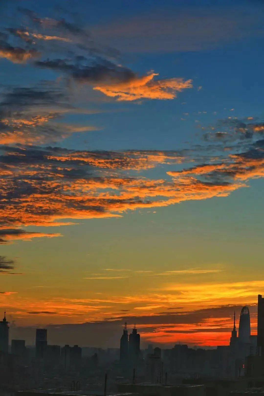 摄影:@帮主 夕阳西下 天边一缕缕余光给整座城市 加上了一层温柔的